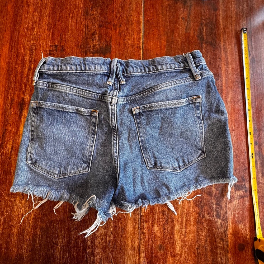 Good American Denim Cut Off Shorts Medium Wash Distressed Frayed Hem Size 4 27 - Picture 7 of 10